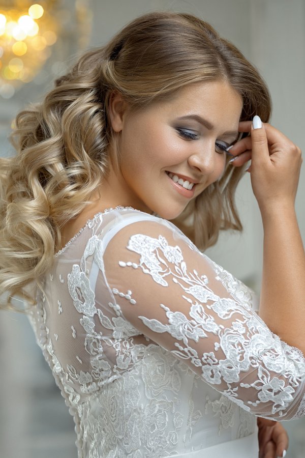 Стойкие и красивые локоны для невесты. Красивый образ невесты plus size