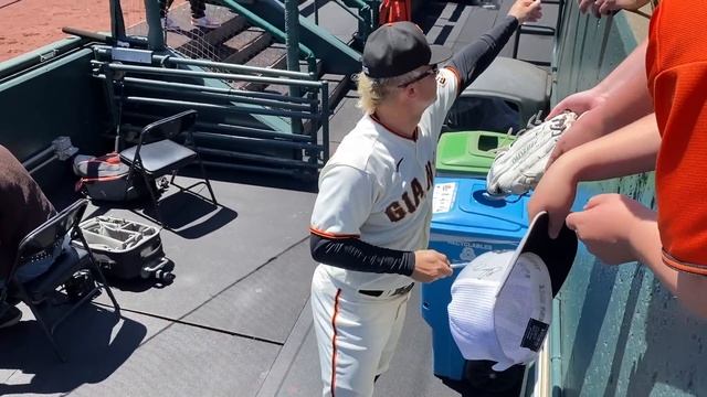 How far would YOU go for an autograph? My SIX-YEAR JOURNEY is complete!! (Oracle Park) смотреть онлайн