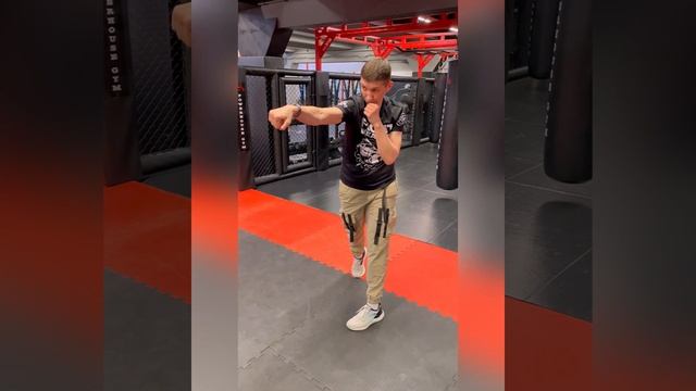 Нужно ли поднимать плечо при джебе? Урок с ЗМС по боксу Лилией Дурневой. смотреть онлайн