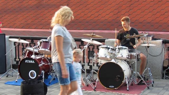 Bon Jovi - It's My Life - Drum Cover - Street drummer - Daniel and Ilya Varfolomeyev смотреть онлайн