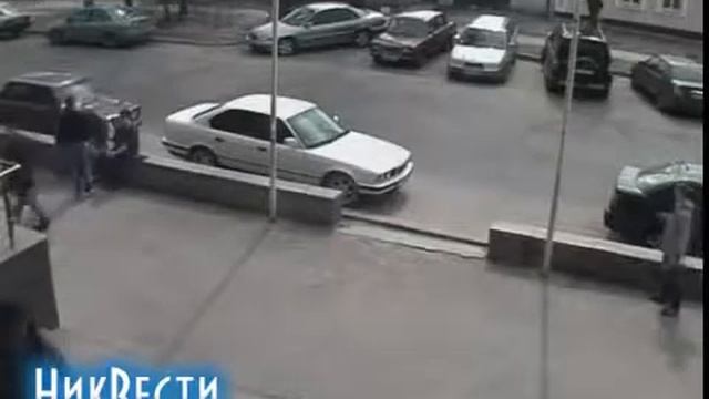 Псих распылил краску в лицо студенткам смотреть онлайн