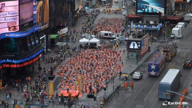 Solstice in Times Square: Athleta Mind Over Madness Yoga Time-Lapse смотреть онлайн