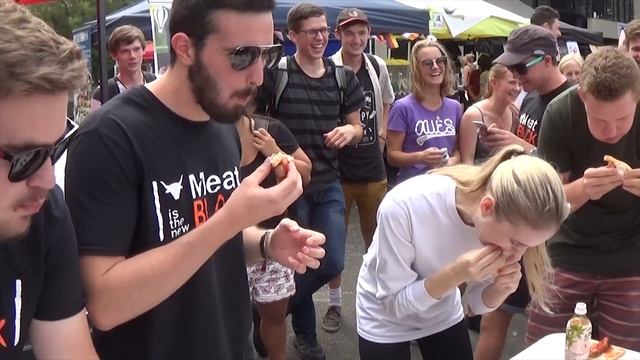 Girl Destroys Sausage Eating Contest! смотреть онлайн