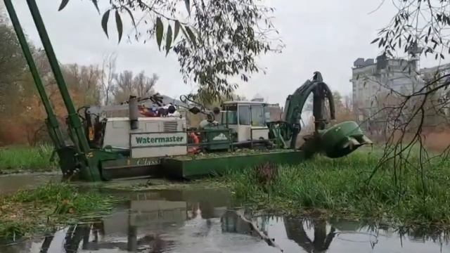 Очистка реки при помощи земснаряда амфибия смотреть онлайн