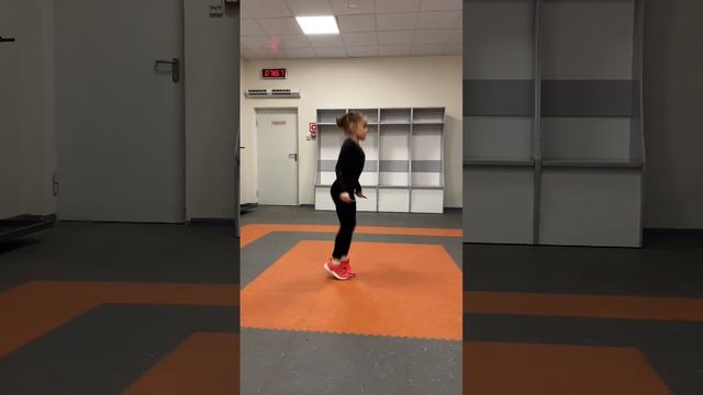 Выпрямляемся на тройных со скакалкой!!! С ногами справились, дальше поясница ? смотреть онлайн