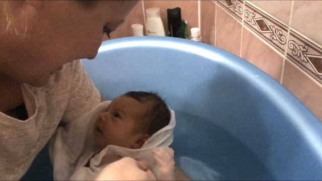 ПЕРВОЕ КУПАНИЕ НОВОРОЖДЕННОГО !Как купать ребёнка в первые дни жизни ?FIRST BATHING OF A NEWBORN ! смотреть онлайн