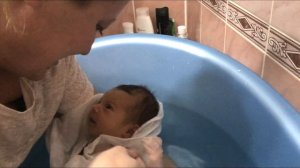 ПЕРВОЕ КУПАНИЕ НОВОРОЖДЕННОГО !Как купать ребёнка в первые дни жизни ?FIRST BATHING OF A NEWBORN !