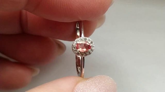 Серебряное кольцо с сапфиром Сонгеа 0.24ct цвета падпараджа и белыми топазами (день). Размер 18.0 смотреть онлайн