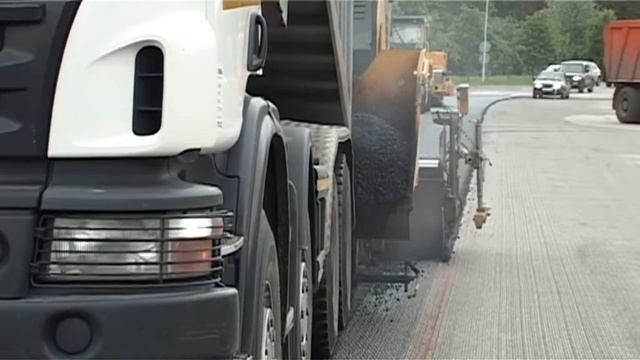 Зареченцы мешают укладке асфальта на улице Озёрской смотреть онлайн