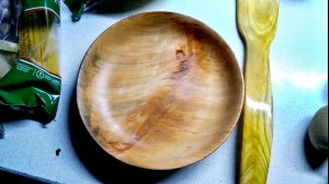 Тарелочка из неизвестной древесины, выловленной в море после шторма.