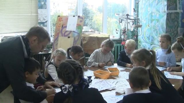 Первоклассники рисуют карандашами и восковыми мелками смотреть онлайн