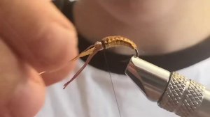 Мушка на хариуса, узелковое плетение.