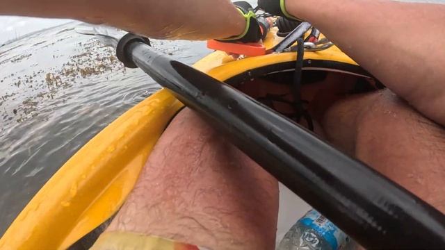 Скорая помощь каяку после шторма. Откачка помпой воды. Бушкрафт, выживание в океане смотреть онлайн