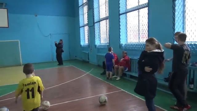 Крыша в спортзале которая после ремонта в 1450000 гр. рухнет на детей! смотреть онлайн