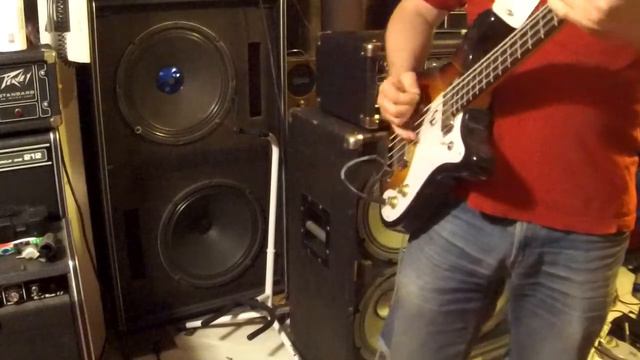 Peavey Musician 400 Series Head Clean and Dirty Bass Sound quick demo смотреть онлайн