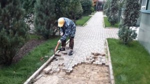 как снимают тротуарную плитку