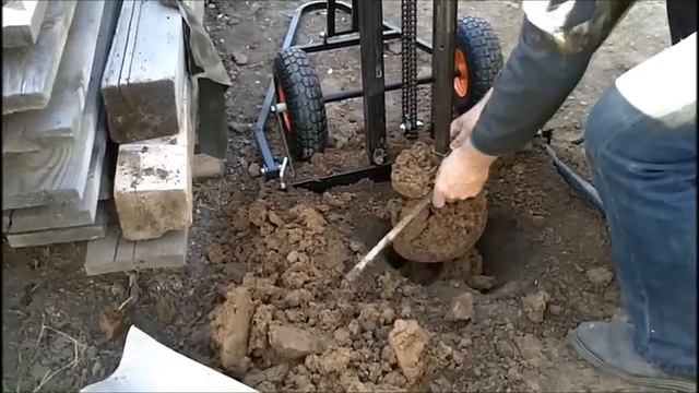 обычным бензобуром бурим на глубину 2,3м закрепив его на стойке высотой 2м. смотреть онлайн