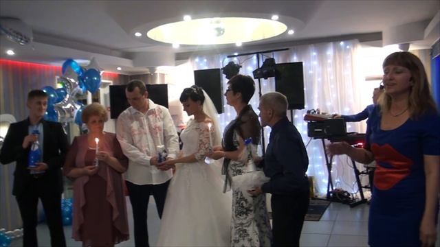 Очень трогательный момент со свадьбы. Молодые благодарят родителей. смотреть онлайн
