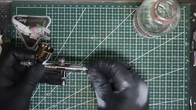 Чистка аэрографа после работы.