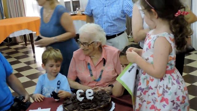 La fiesta de cumple 93 de Betti смотреть онлайн