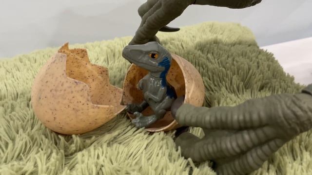 Рождение динозавров. Детишки у тиранозавра тирекс и велоцираптора блю. Динозавры из Jurassic world. смотреть онлайн