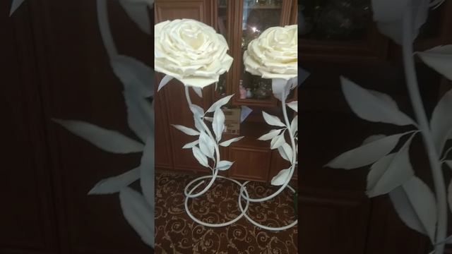 Интерьерные розы из изолона на трубе #laz_flowers #розаизолон #гигантскиецветы смотреть онлайн