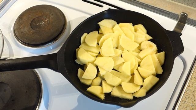 Жарим картошку с хрустящей красивой корочкой на сковороде смотреть онлайн