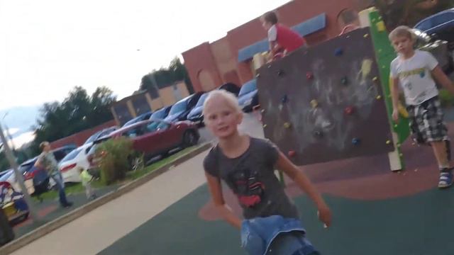 Блондиночка гонится за мной, из-за того, что я её начал снимать смотреть онлайн