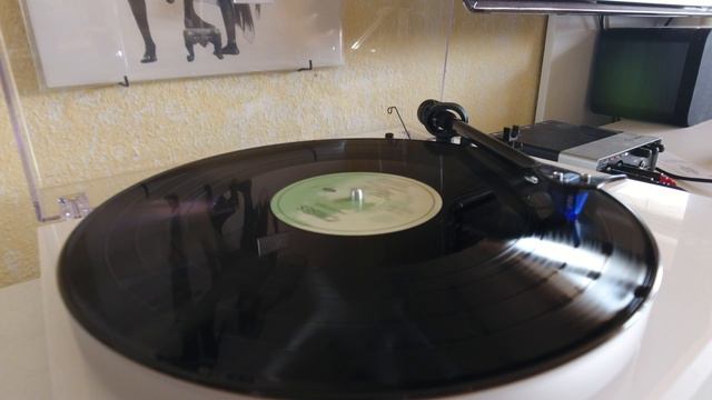 Mike Oldfield - Crises Side B (Vinyl, Pro-Ject Debut Carbon Esprit With Ortofon 2M Blue)