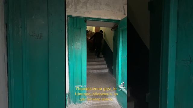 Грузчики сносят пианино и загружают в машину "GryzKR" смотреть онлайн