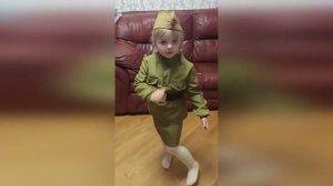 Танцуем под «Выходила на берег Катюша» в военной форме.