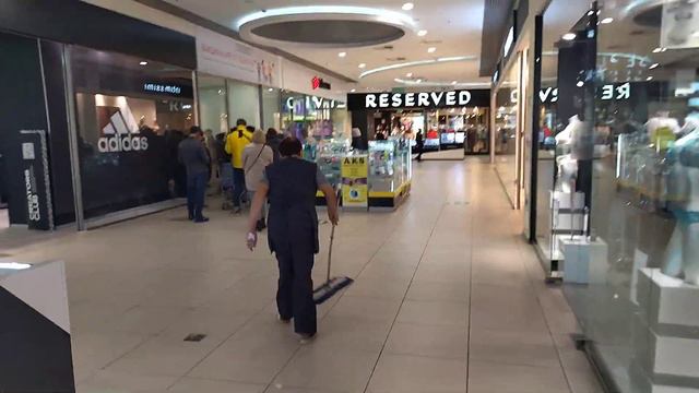 Я не понимаю, почему стерильную вакцинацию проводят в торговых центрах а не в медицинских заведения смотреть онлайн