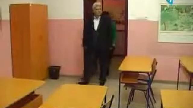 Nova vrata i podovi u školi u Turiji смотреть онлайн