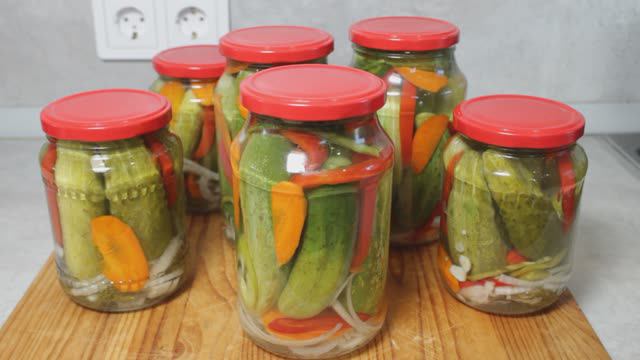 Просто залей водой. Самый вкусный РЕЦЕПТ остреньких МАРИНОВАННЫХ ОГУРЧИКОВ. смотреть онлайн