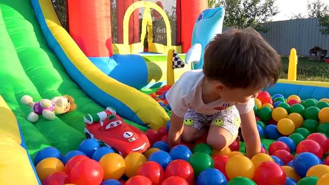 Тёма и детская площадка с игрушками Щенячий патруль играет в прятки смотреть онлайн