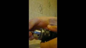 Как вставить сверло в дрель?