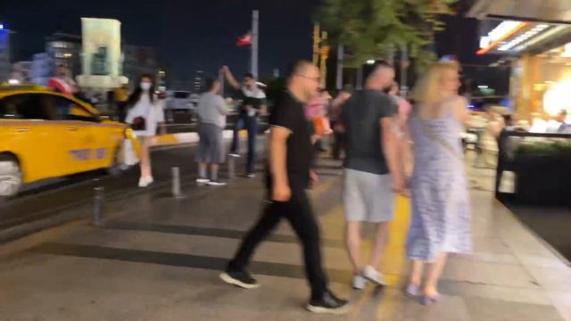 Площадь Таксим поздним вечером. Стамбул. смотреть онлайн