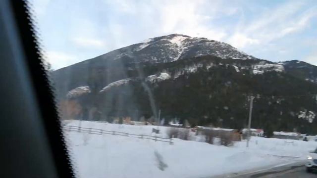 20.02.20.17.40 Наслаждаемся живописными видами серпантина в ущелье реки Gallatin. Скалы и лес. смотреть онлайн