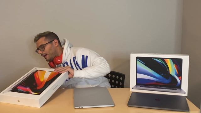 Silver vs Space grey MacBook Pro 16 unboxing I BOUGHT BOTH! смотреть онлайн
