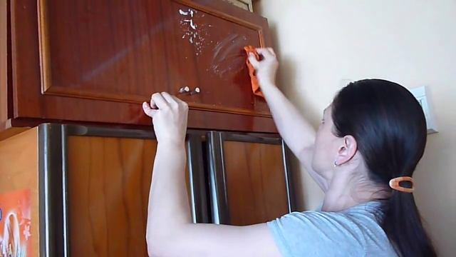 Как отмыть старую водно-эмульсионную краску с вашей мебели за 3 минуты. смотреть онлайн