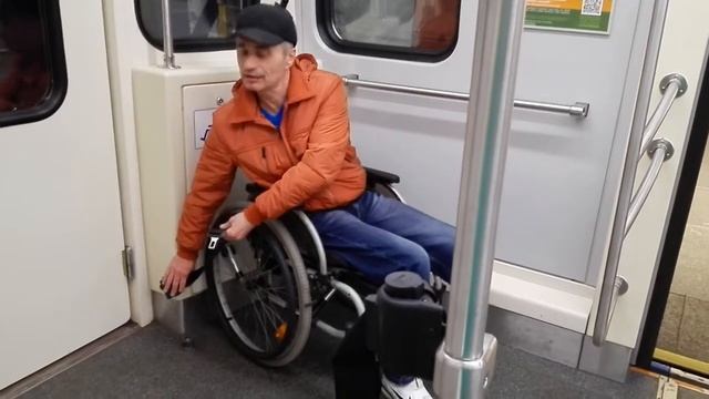 Метро, в вагоне место для колясочника. смотреть онлайн