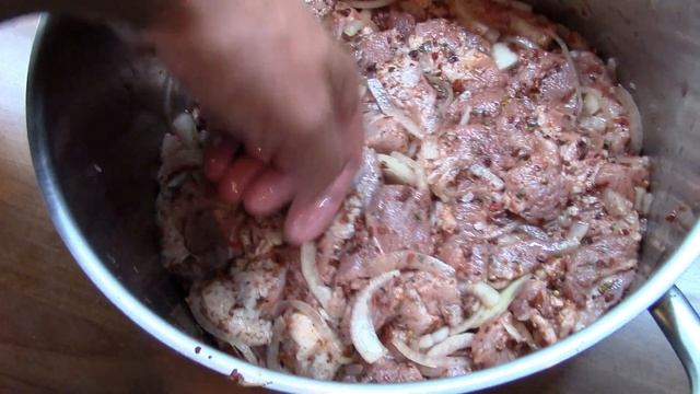 Мой самый любимый рецепт шашлыка. Нежный шашлык из свинины. Маринад на минералке и лимонном соке. смотреть онлайн