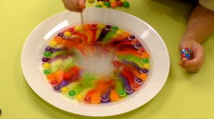 РАДУГА ИЗ КОНФЕТ Цветная пена Веселые опыты для детей