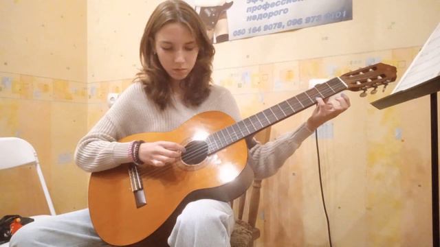 Девушка сыграла свою первую мелодию на гитаре с нуля смотреть онлайн