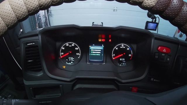 Информационное табло на панели приборов . SCANIA P440 в подробностях. 8.02.2022. смотреть онлайн