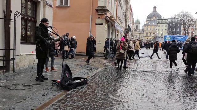 Парень очень круто спел (Спи собі сама - Скрябин) Уличные музыканты Львов смотреть онлайн