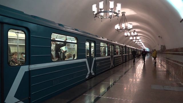 Московский Метрополитен 81-717/714 серии 2713 и 2664 на станции Фрунзенская смотреть онлайн