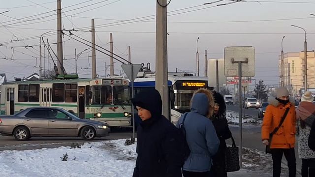 Сцена в Бишкеке. Новый троллейбус и его предок ЗИУ