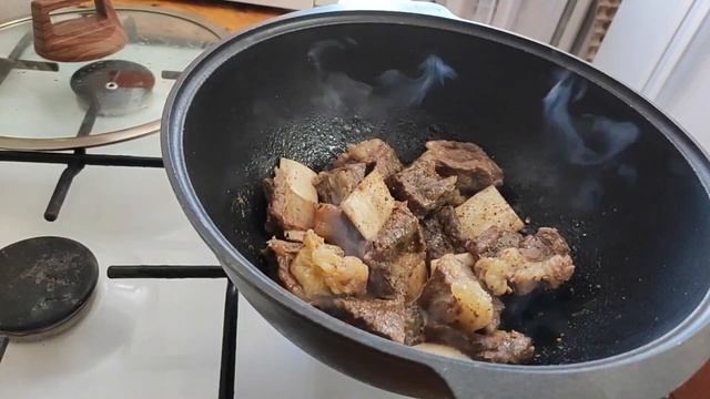 тушим говяжьи рёбрышки с картошкой. Готовим вместе, ? смотреть онлайн