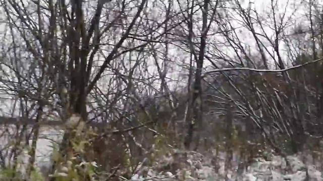 Землянка прячется под снег. Зима идёт - врямя пить чай. Одни в ЛЕСУ. смотреть онлайн